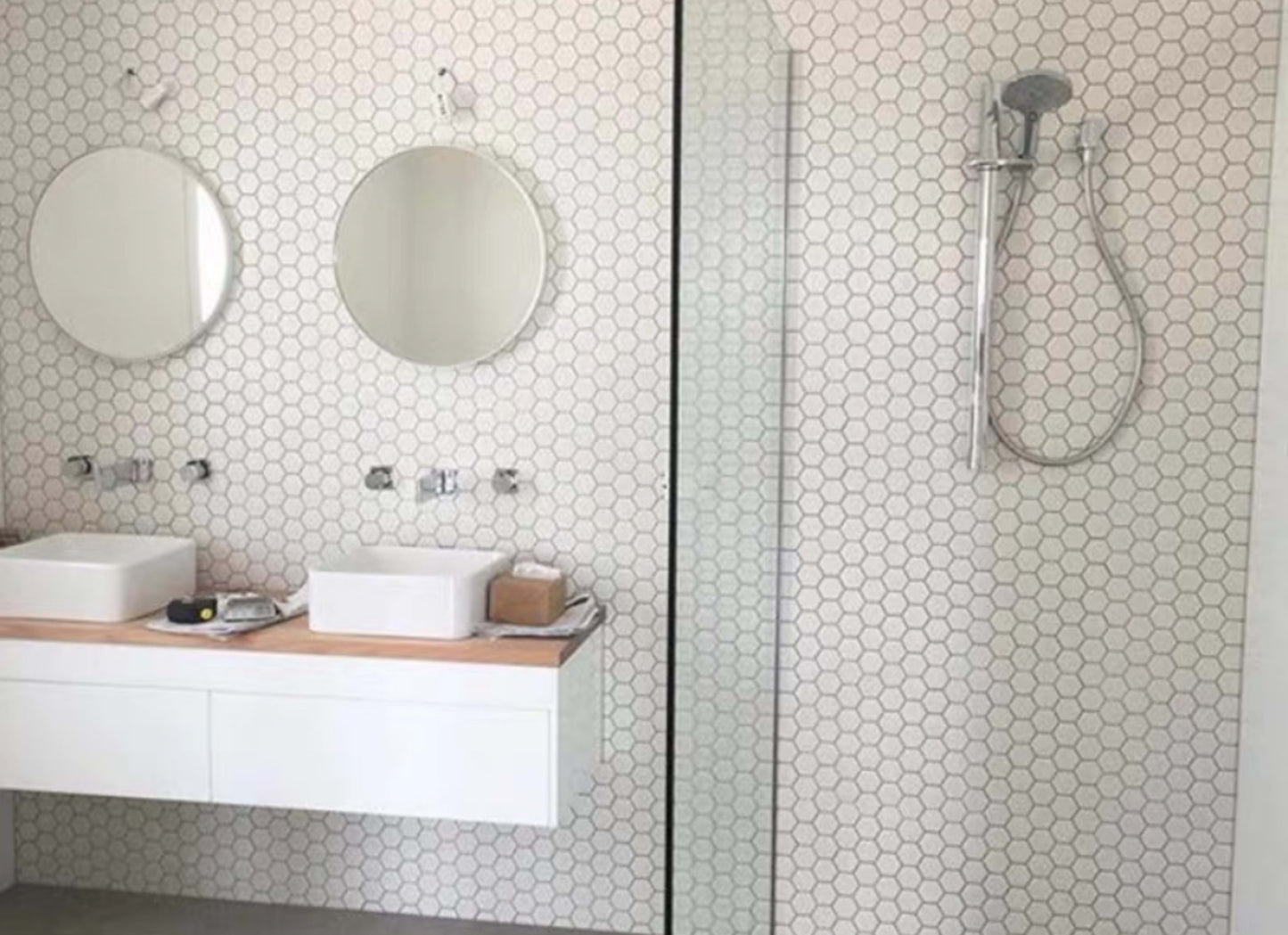 Hexagon in White 1x1